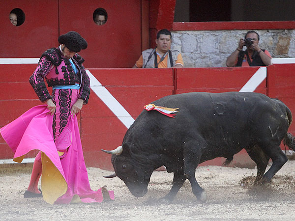 Conde arrastrando el capote