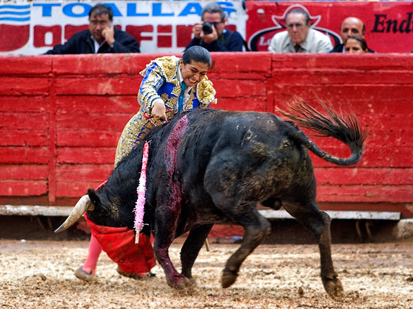 Segura con la espada