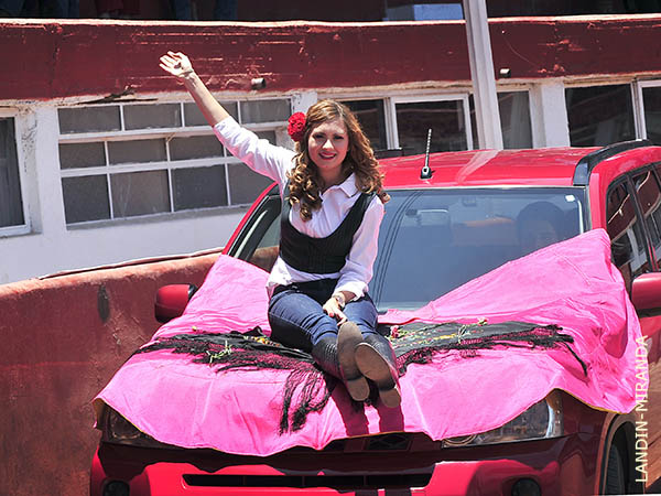 La reina saluda a la c�mara