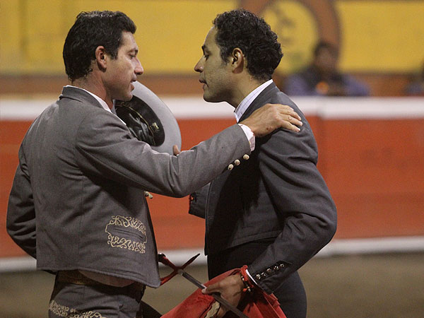 Brindis entre artistas del capote