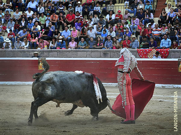 A pies juntos en los medios