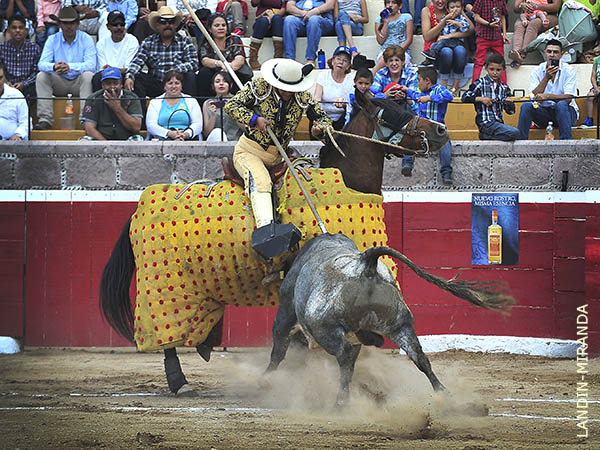 Pele� con fuerza en el peto