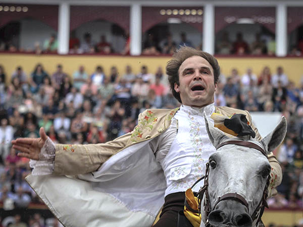 Gilberto Felipe, jale�ndose