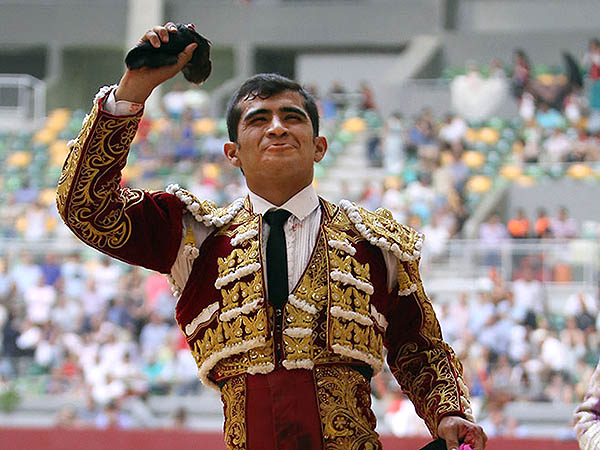 Tres orejas y herida en Burgos