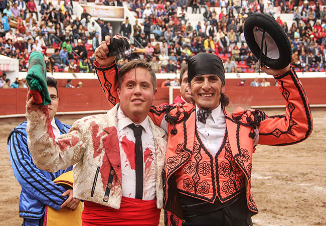 Recogiendo la ovaci�n en la vuelta