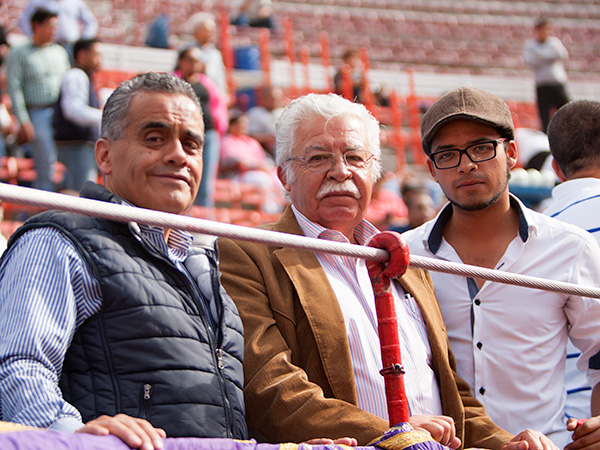 Marco Jim�nez, Juan Flores e hijo