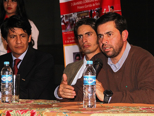 Sergio Hern�ndez present� carteles