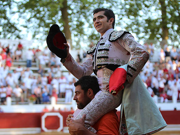 Reapareci� y sali� en volandas