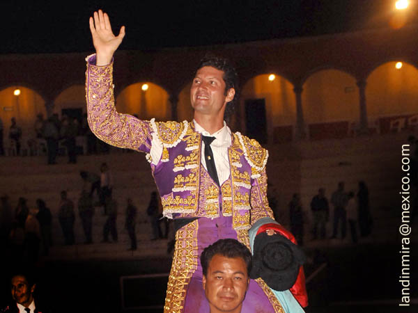 Fernando Ochoa a hombros