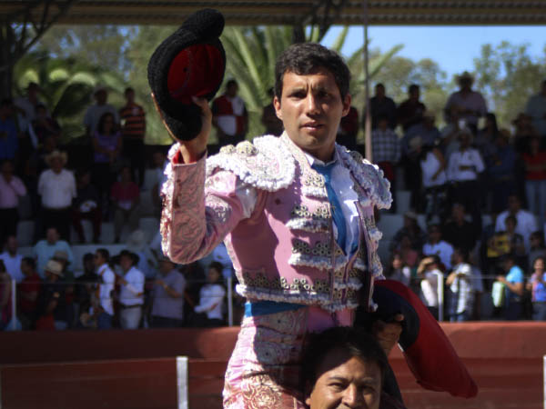 Mora brind� una tarde de 3 orejas