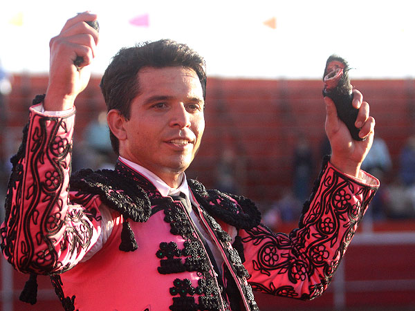 Tony paseando las orejas