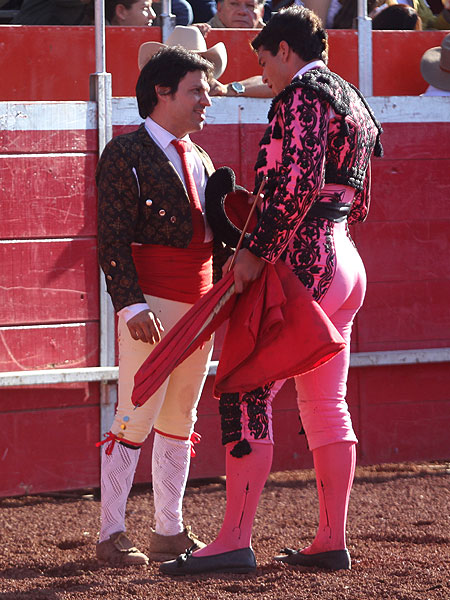 Brindis entre toreros