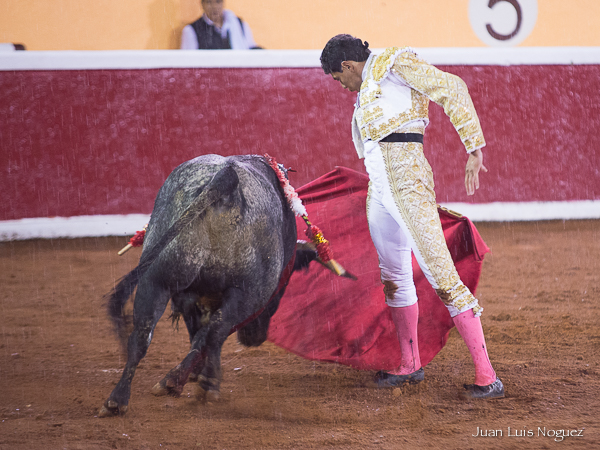Toreando bajo la lluvia