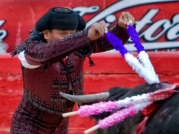 Ruben Avila asomandose al balcon