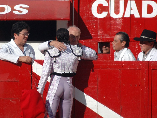 Mateos, agradeciendo a los galenos