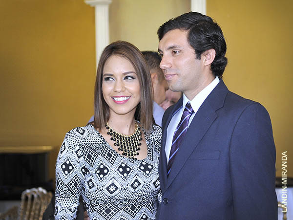 V�ctor Mora con la guapa Marisela