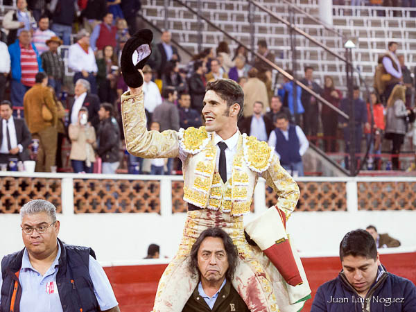 Cort dos orejas y sali a hombros