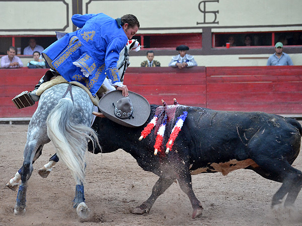Adornndose con el sombrero