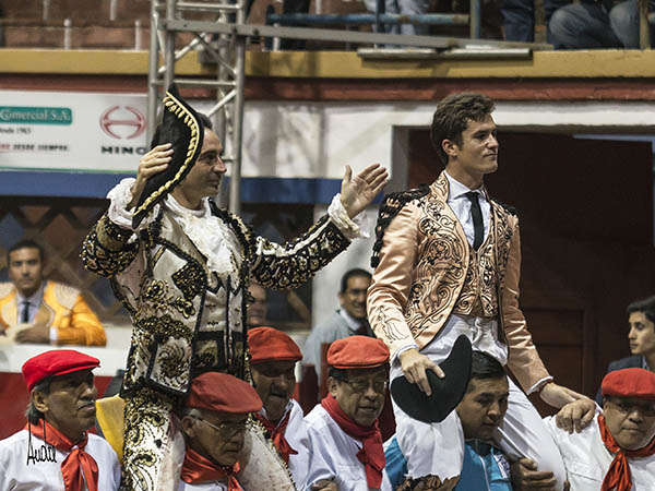 Ponce y Luque a hombros en Quito