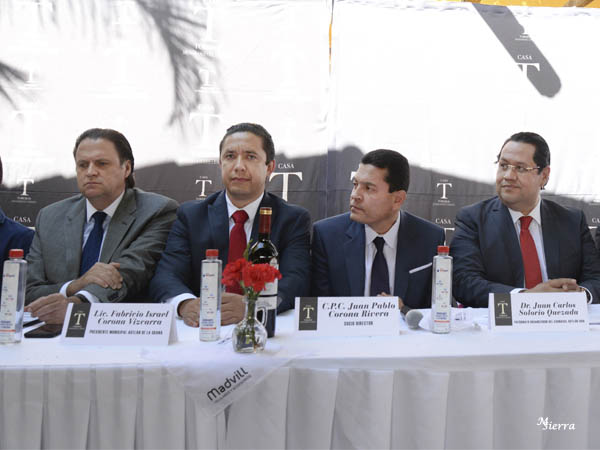 El alcalde de Autl�n y la empresa