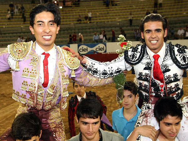 Triunfal salida de Almeida y Mateos