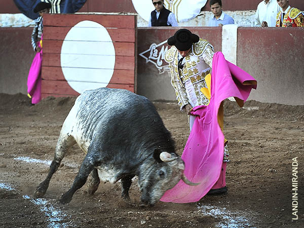 Abri� el festejo Manuel Guti�rrez