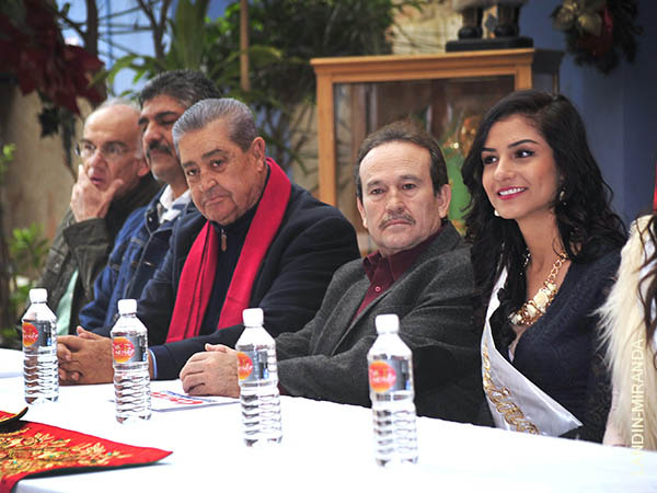 Ganaderos, funcionarios y reina