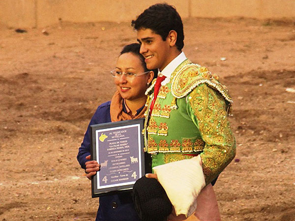El joven torero recibi� el trofeo