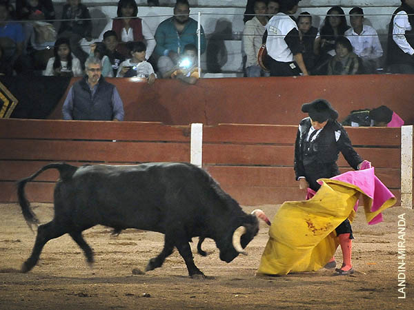 El saludo de Alejandro Paredes
