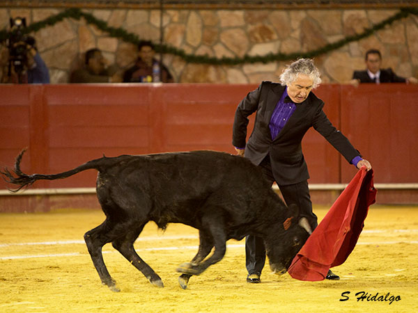 Luis Marco echando capa