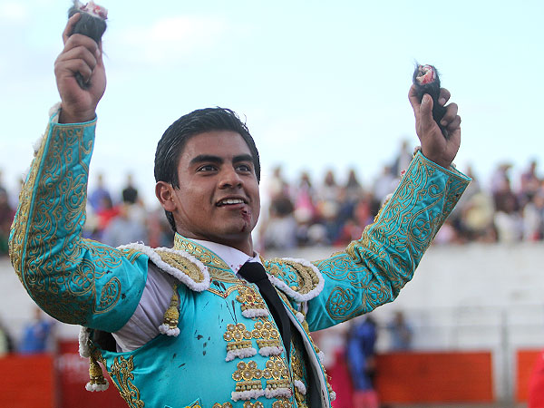 Gerardo con las orejas