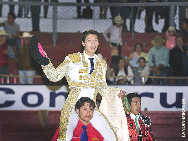 Dos orejas y salida en volandas