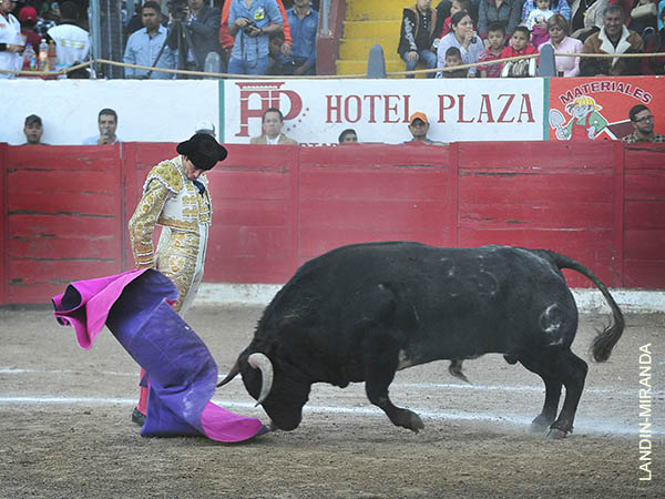 Abrochando a una mano