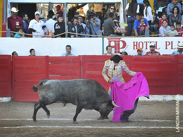 Ferm�n , jugando los brazos