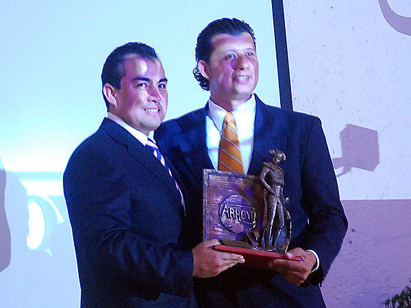 Recibiendo el trofeo C�sar Morales