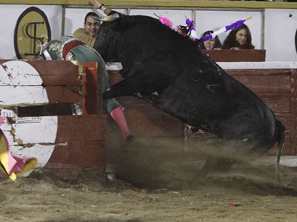 Lo meti� al burladero