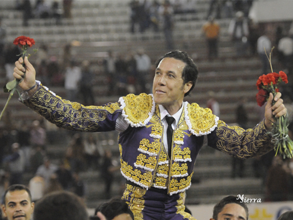 Triunfal salida a hombros