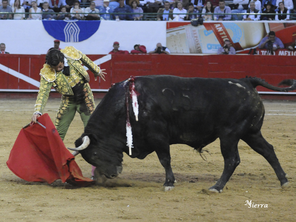 Un redondo con mando