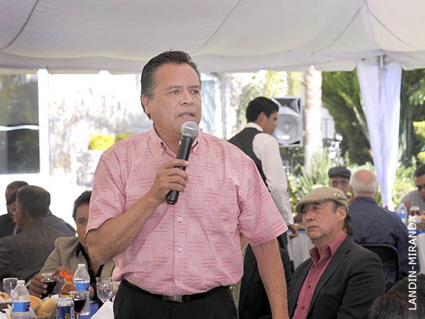 C�sar Pastor, al micr�fono