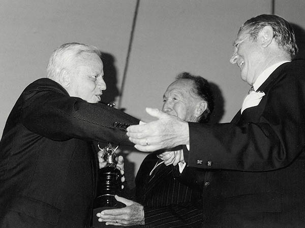 El Fara�n le entrega el trofeo