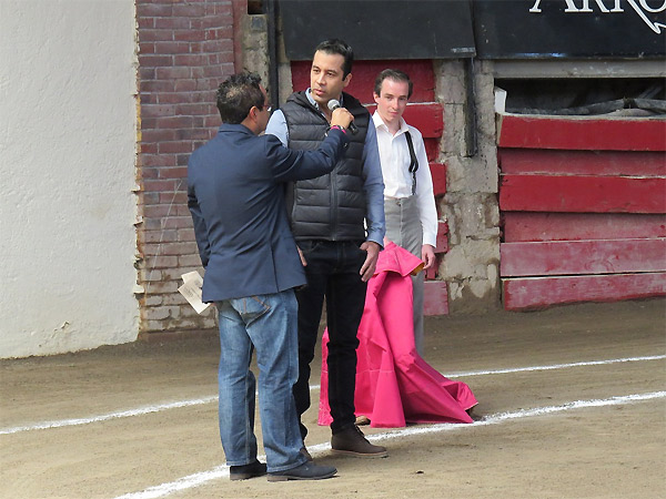 Hamdan, al micr�fono