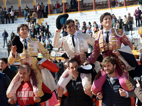 Triunfal salida a hombros