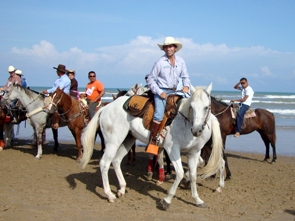 Acompa�ado de varios jinetes