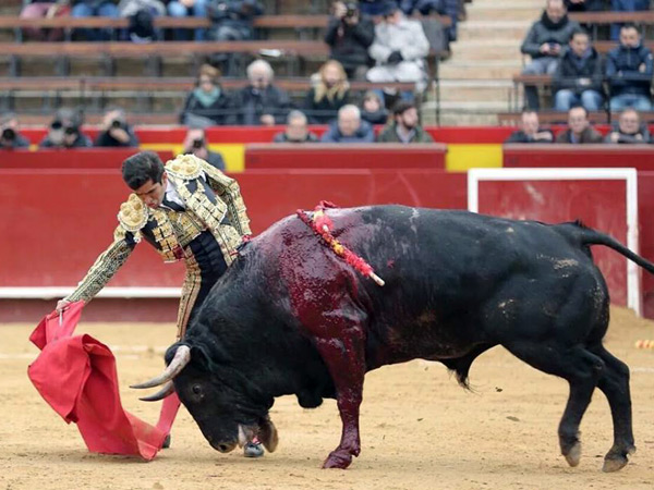 Con poder�o en su muleta