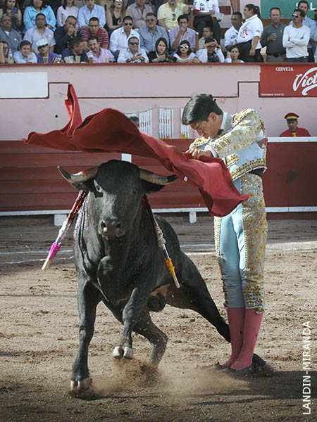 A dos manos, por alto