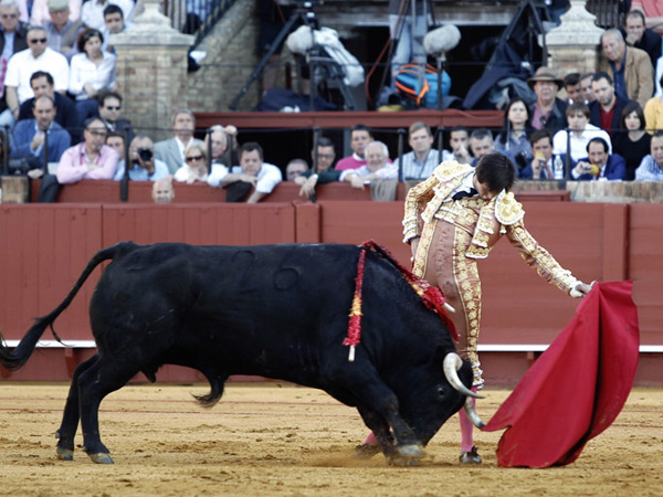 Roca Rey toreando con la zurda