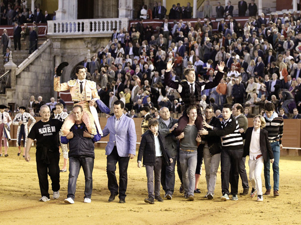 A hombros, por cuadrillas