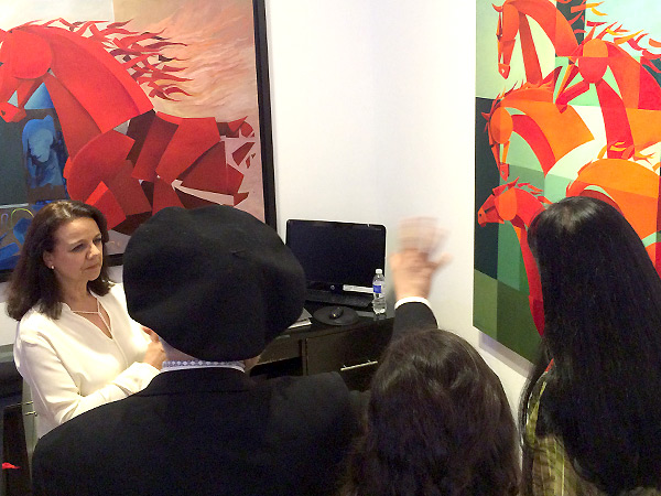 Explicando una de sus obras