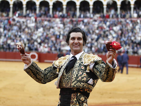 Dos orejas y salida en volandas