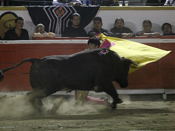 Tony con el cierraplaza